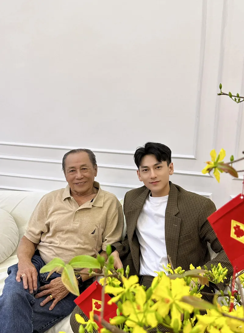 Ánh nhìn ấn tượng của ca sĩ Phạm Lưu Tuấn Tài Isaac