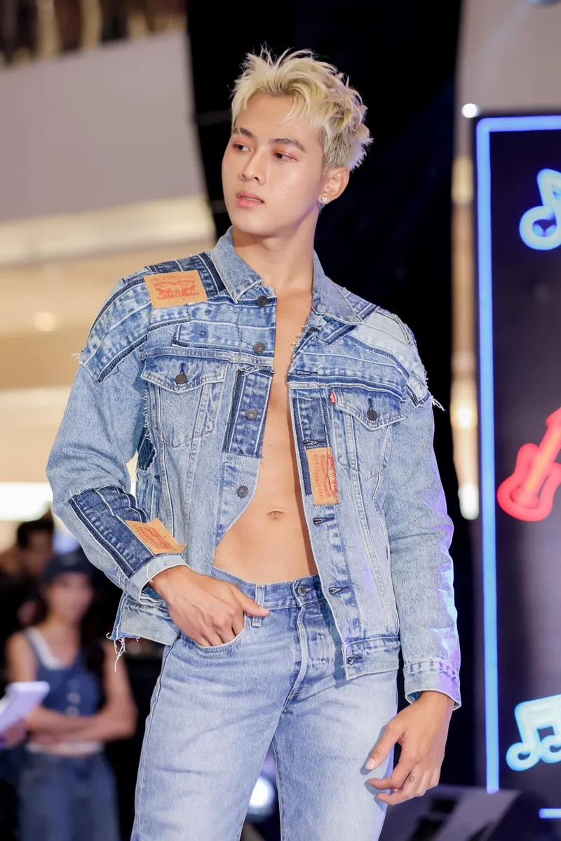 Người mẫu Hóa Trần gây ấn tượng tại sự kiện lớn Người mẫu Hóa Trần gây ấn tượng tại sự kiện lớn