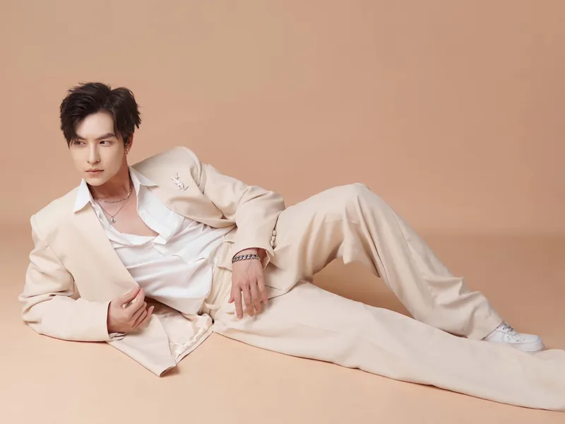 Nam vương Nguyễn Xuân Thắng rạng rỡ trong buổi lễ trao giải Nam vương Nguyễn Xuân Thắng rạng rỡ trong buổi lễ trao giải