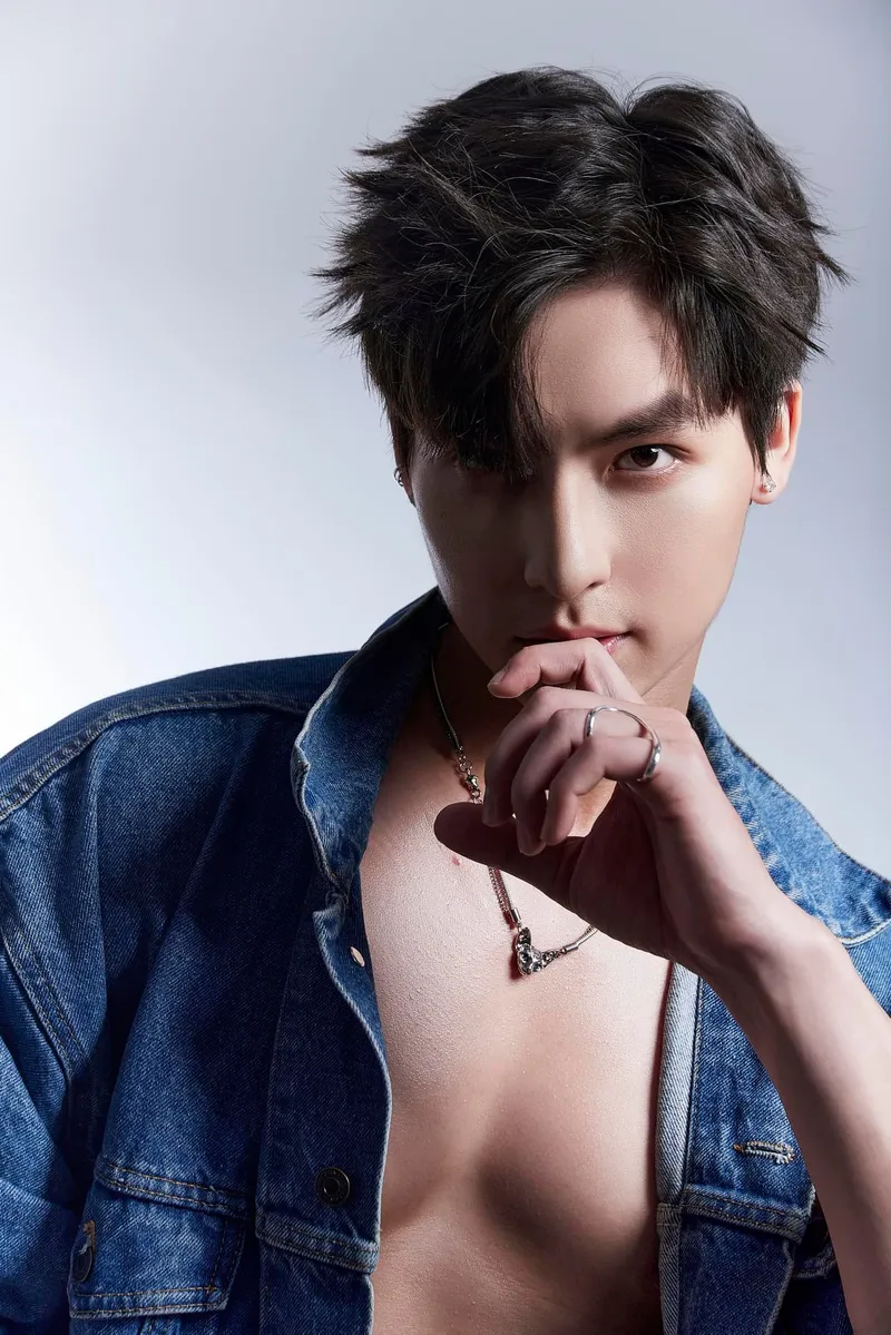 Nguyễn Xuân Thắng mang đến hình ảnh nam tính và lịch lãm Nguyễn Xuân Thắng mang đến hình ảnh nam tính và lịch lãm