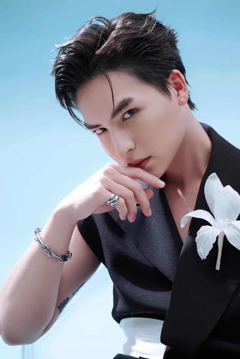 Nam vương Nguyễn Xuân Thắng đầy phong cách trong bộ vest lịch lãm Nam vương Nguyễn Xuân Thắng đầy phong cách trong bộ vest lịch lãm