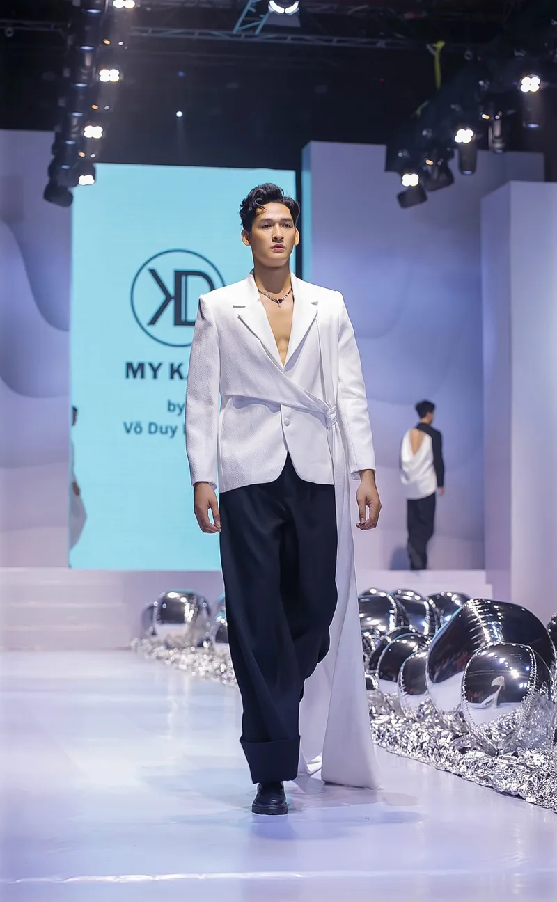 Người mẫu Võ Minh Thoại với trang phục sang trọng đầy ấn tượng Người mẫu Võ Minh Thoại với trang phục sang trọng đầy ấn tượng