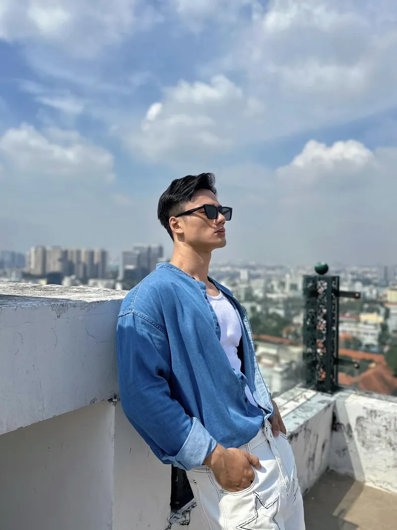 Á Vương Minh Khắc tỏa sáng với vẻ đẹp nam tính và cuốn hút Á Vương Minh Khắc tỏa sáng với vẻ đẹp nam tính và cuốn hút