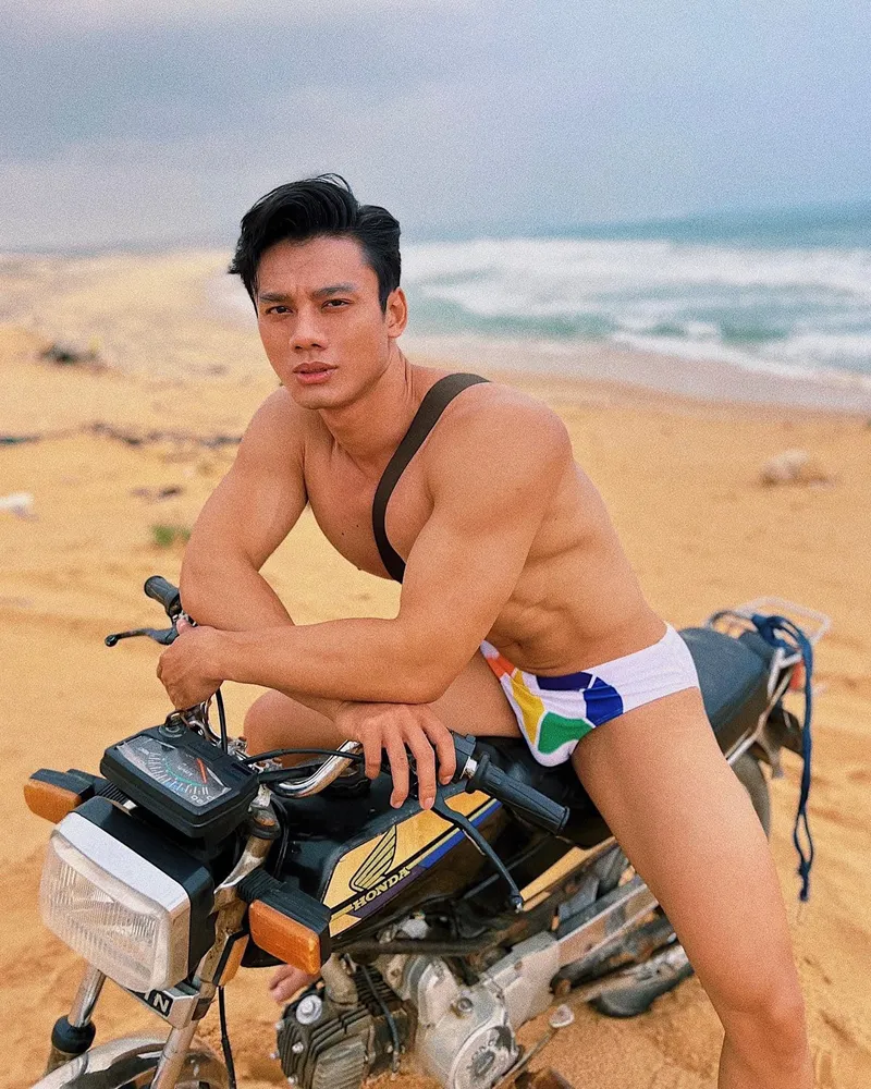 Hình ảnh Á Vương Minh Khắc trong trang phục vest lịch lãm Hình ảnh Á Vương Minh Khắc trong trang phục vest lịch lãm