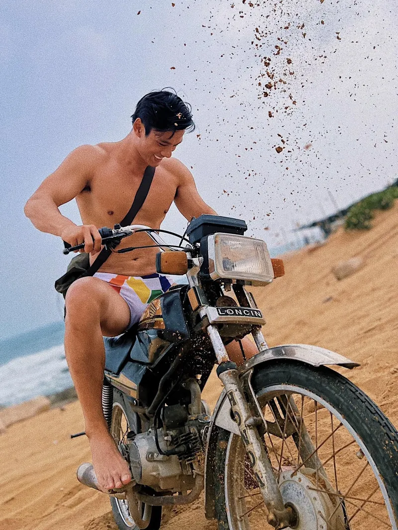Á Vương Minh Khắc phong cách đời thường cũng khiến fan mê mẩn Á Vương Minh Khắc phong cách đời thường cũng khiến fan mê mẩn