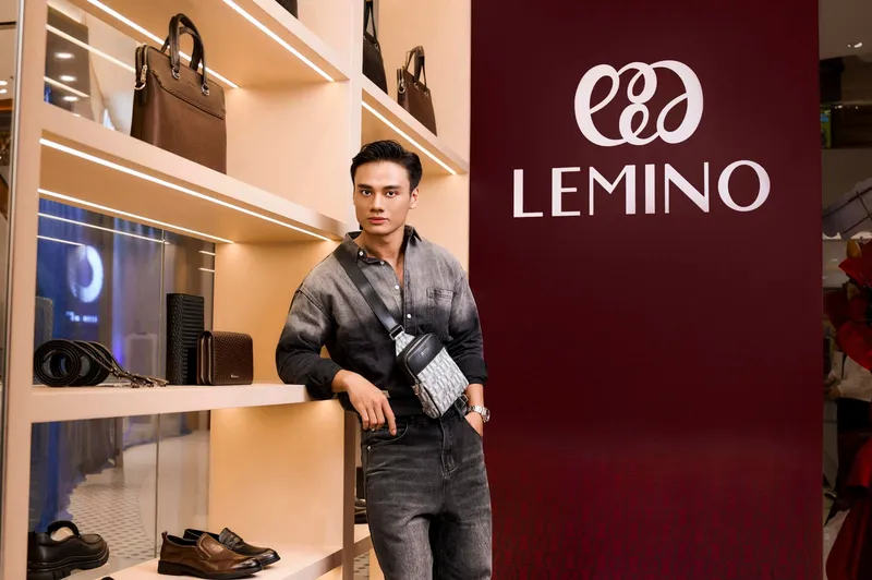 Á Vương Minh Khắc sở hữu thần thái đẳng cấp trong từng khung hình Á Vương Minh Khắc sở hữu thần thái đẳng cấp trong từng khung hình