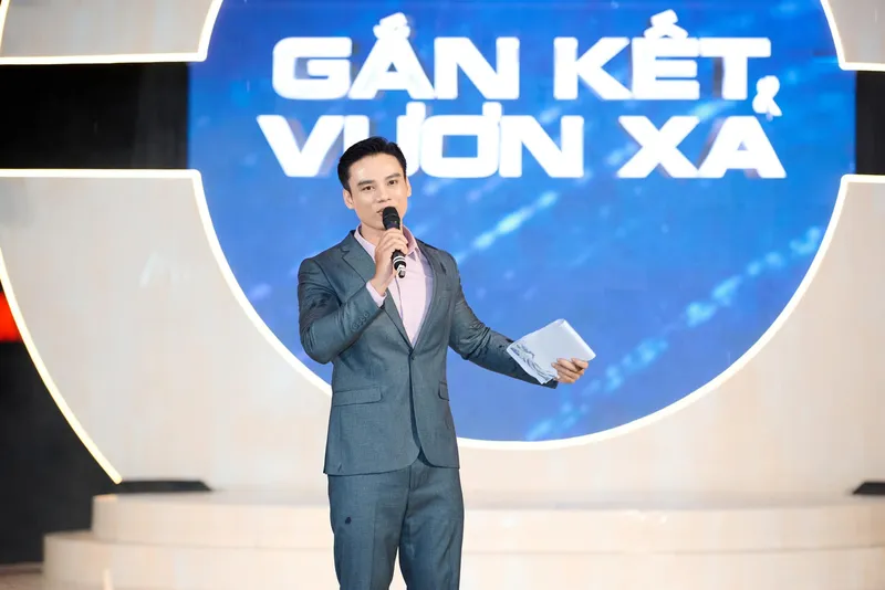 Cận cảnh vẻ đẹp góc cạnh của Á Vương Minh Khắc qua ống kính chuyên nghiệp Cận cảnh vẻ đẹp góc cạnh của Á Vương Minh Khắc qua ống kính chuyên nghiệp