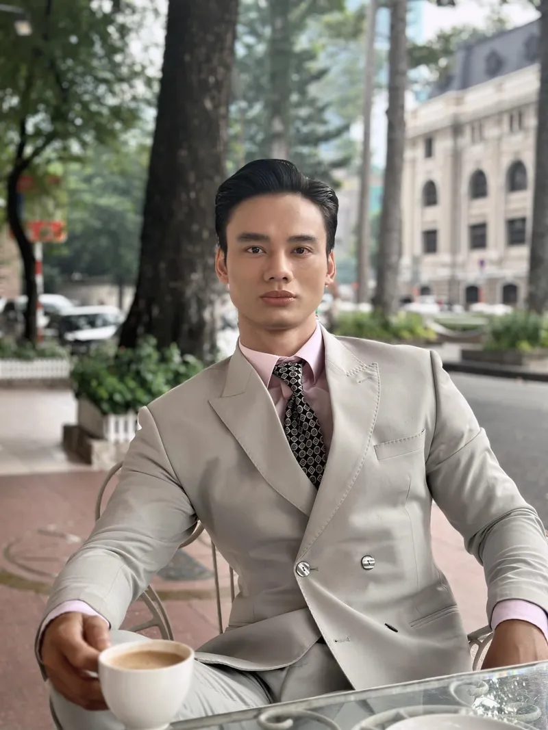 Phong cách quý ông hiện đại của Á Vương Minh Khắc luôn thu hút fan Phong cách quý ông hiện đại của Á Vương Minh Khắc luôn thu hút fan