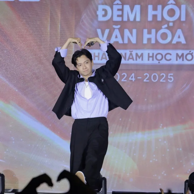 Hình ảnh Ngô Kiến Huy ca sĩ diễn viên MC được chia sẻ rộng rãi Hình ảnh Ngô Kiến Huy ca sĩ diễn viên MC được chia sẻ rộng rãi