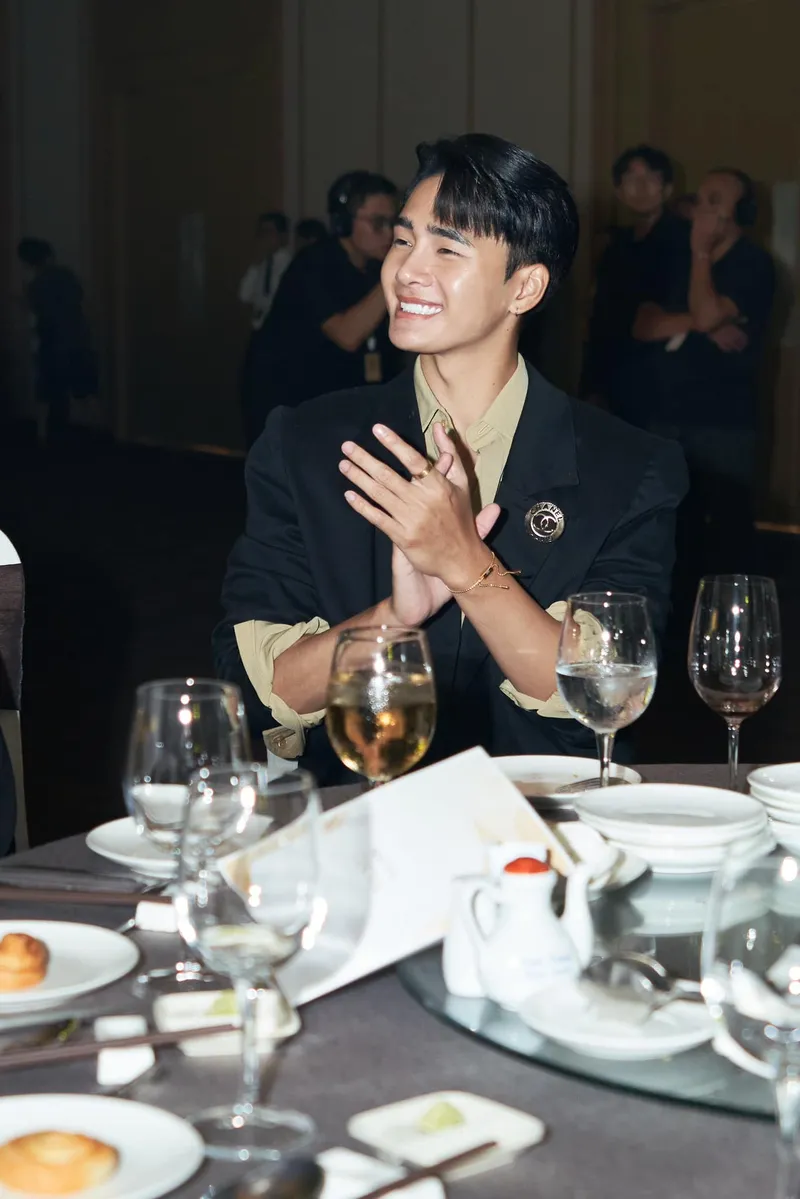 Người mẫu Nhâm Phương Nam cuốn hút với áo sơ mi trắng Người mẫu Nhâm Phương Nam cuốn hút với áo sơ mi trắng