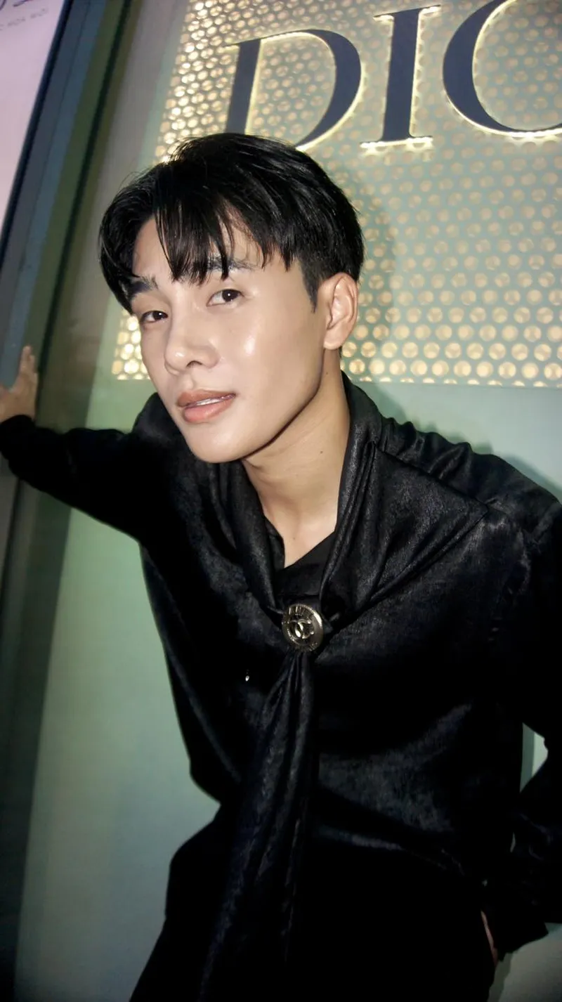 Thần thái xuất thần của người mẫu Nhâm Phương Nam Thần thái xuất thần của người mẫu Nhâm Phương Nam