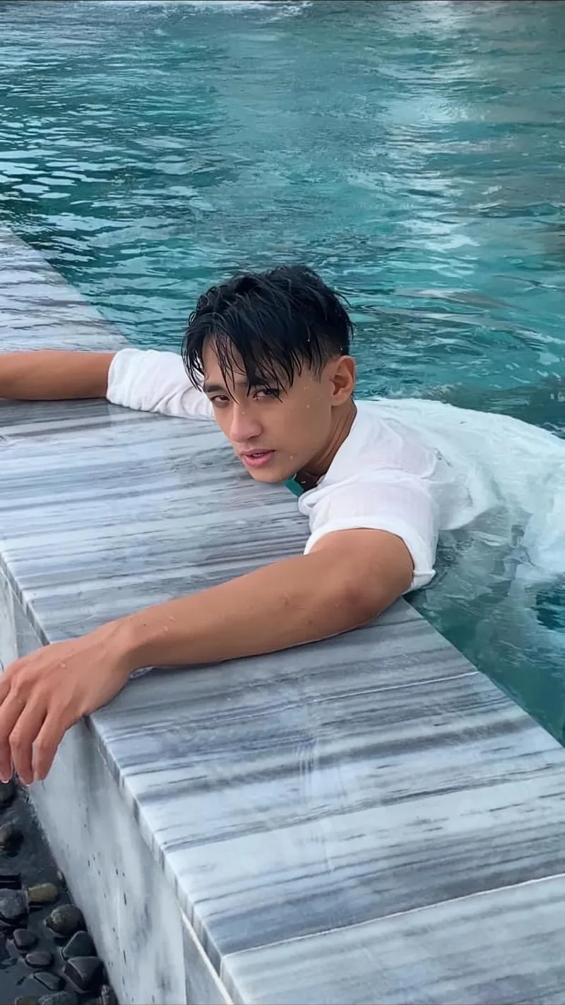 Bộ ảnh Á vương Hữu Vi với tông màu tối đầy bí ẩn Bộ ảnh Á vương Hữu Vi với tông màu tối đầy bí ẩn