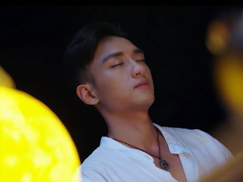Á vương Hữu Vi với trang phục đơn giản mà vẫn cuốn hút Á vương Hữu Vi với trang phục đơn giản mà vẫn cuốn hút