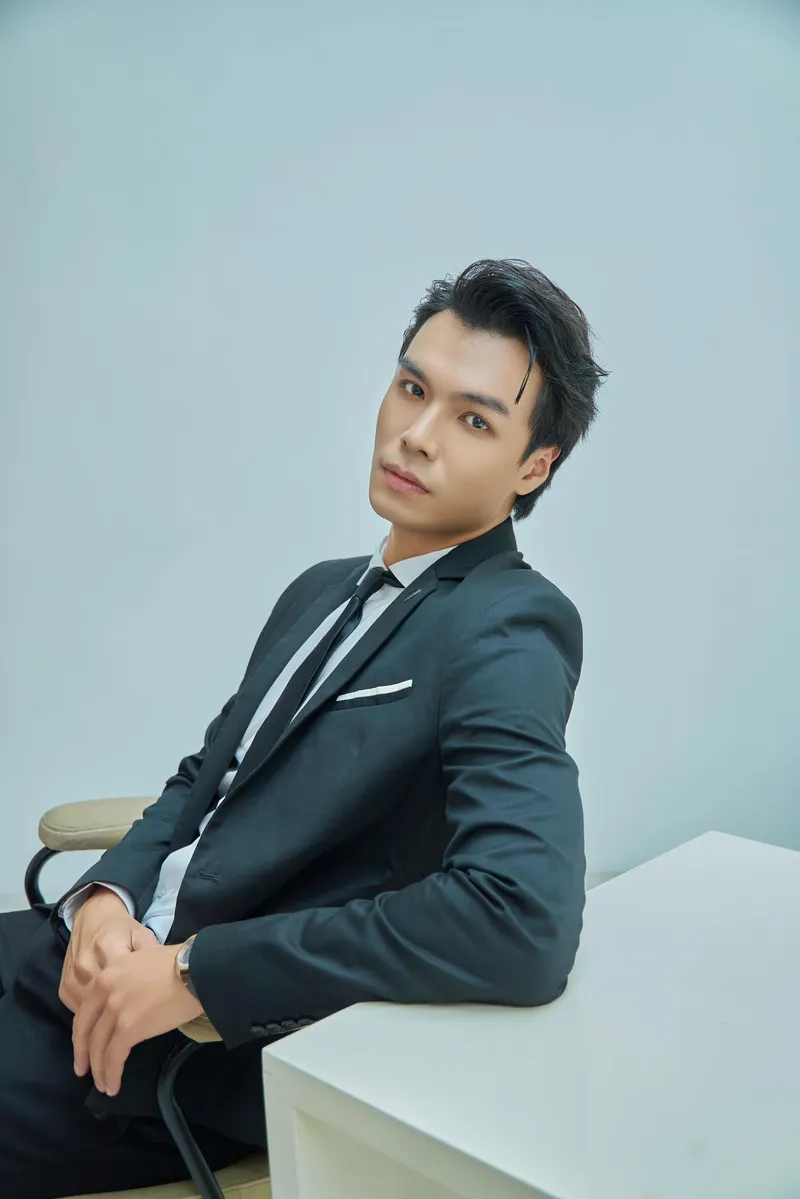 Phong cách lịch lãm của Nam Vương Nguyễn Mạnh Lân luôn dẫn đầu Phong cách lịch lãm của Nam Vương Nguyễn Mạnh Lân luôn dẫn đầu