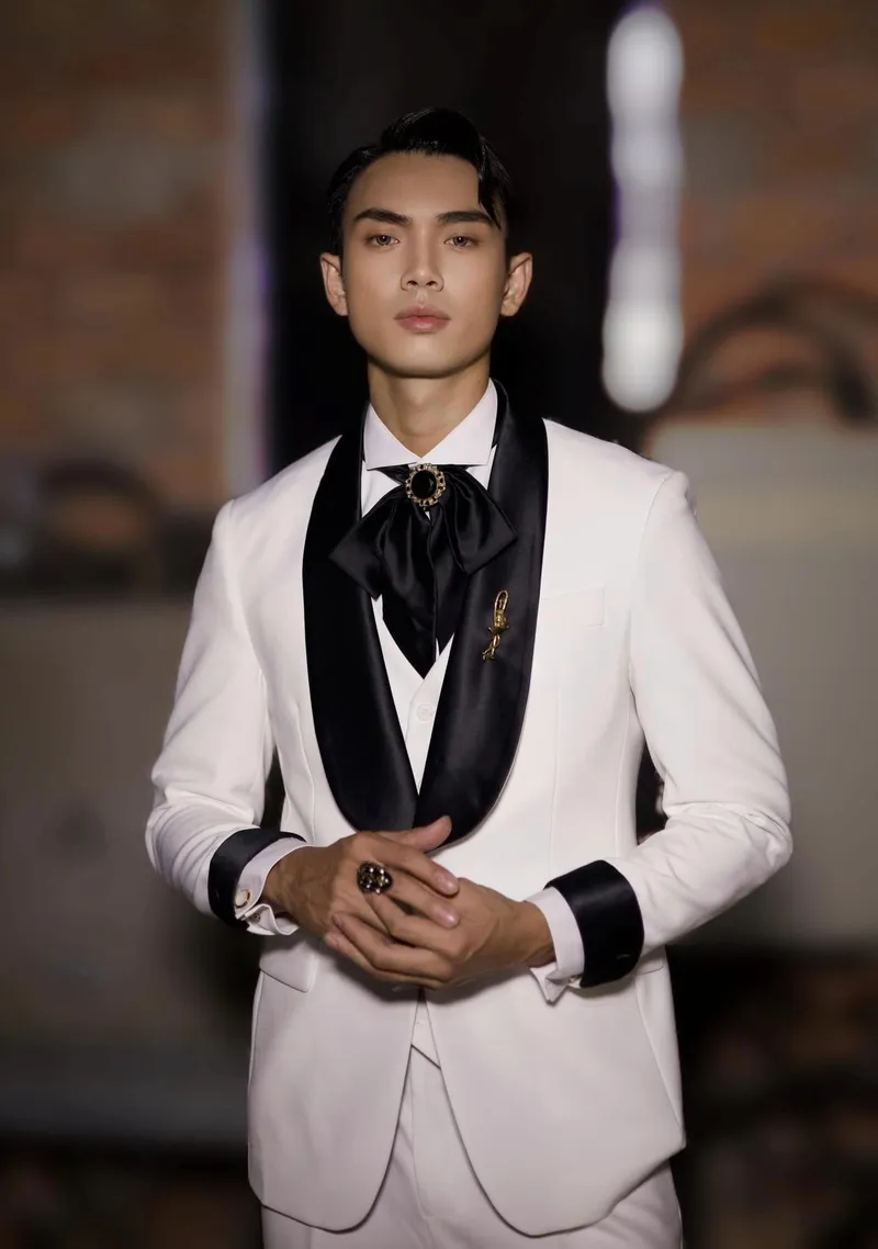Vẻ đẹp lịch lãm của Tạ Công Phát khiến người hâm mộ say mê Vẻ đẹp lịch lãm của Tạ Công Phát khiến người hâm mộ say mê
