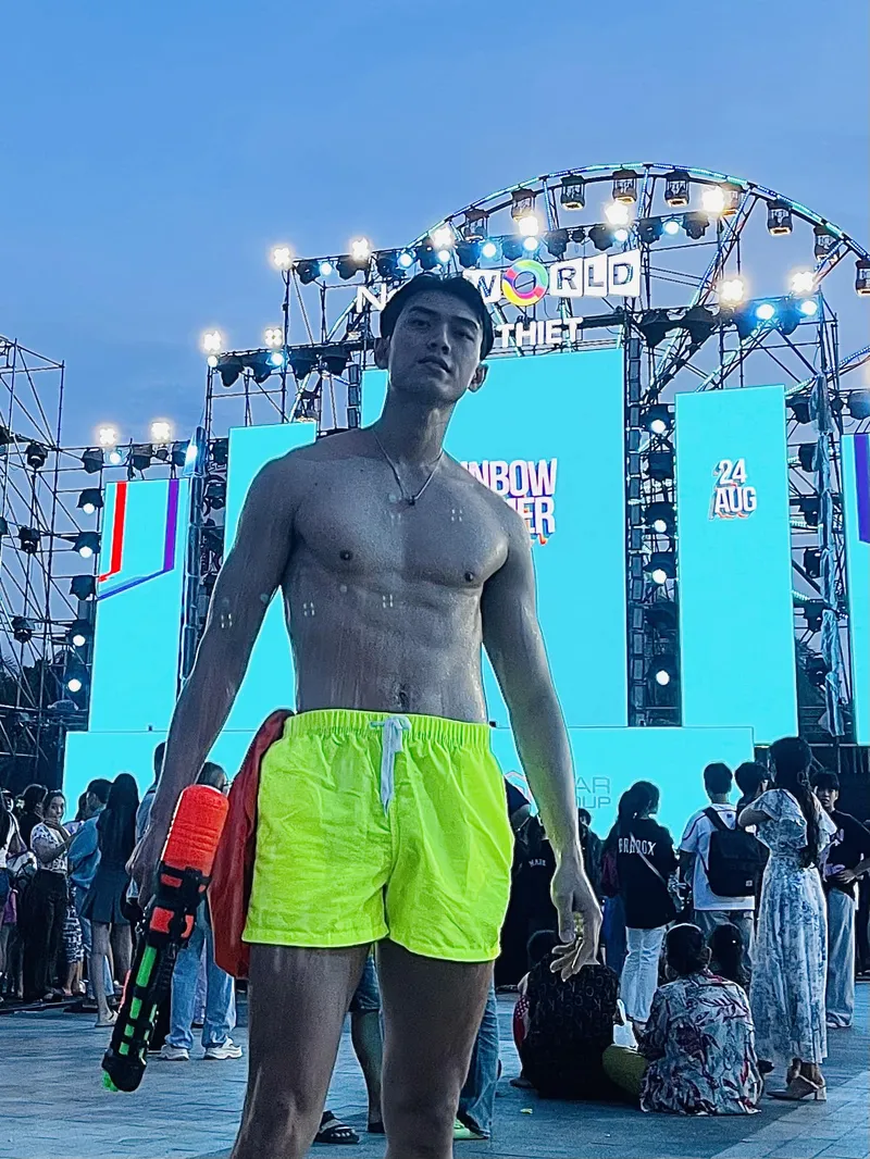 Vẻ đẹp người mẫu Tạ Công Phát làm sáng bừng sàn diễn Vẻ đẹp người mẫu Tạ Công Phát làm sáng bừng sàn diễn