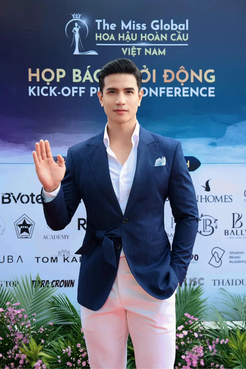 Thần thái vượt trội của Nam vương Trịnh Bảo làm fan trầm trồ Thần thái vượt trội của Nam vương Trịnh Bảo làm fan trầm trồ