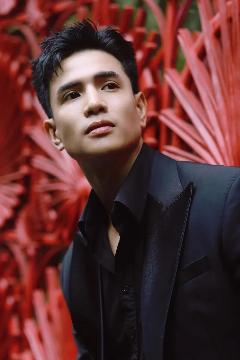 Vẻ nam tính vượt trội của Nam vương Trịnh Bảo trong sự kiện lớn Vẻ nam tính vượt trội của Nam vương Trịnh Bảo trong sự kiện lớn