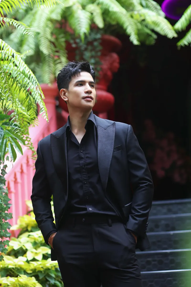 Nam vương Trịnh Bảo tỏa sáng với nụ cười rạng rỡ Nam vương Trịnh Bảo tỏa sáng với nụ cười rạng rỡ