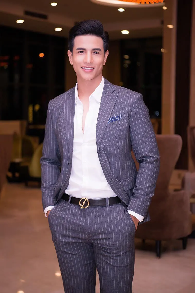 Nam vương Trịnh Bảo nổi bật với phong cách quý ông hiện đại Nam vương Trịnh Bảo nổi bật với phong cách quý ông hiện đại