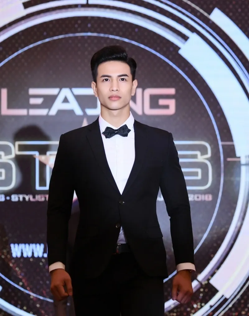 Nam vương Trịnh Bảo gây ấn tượng mạnh với thần thái lịch lãm Nam vương Trịnh Bảo gây ấn tượng mạnh với thần thái lịch lãm