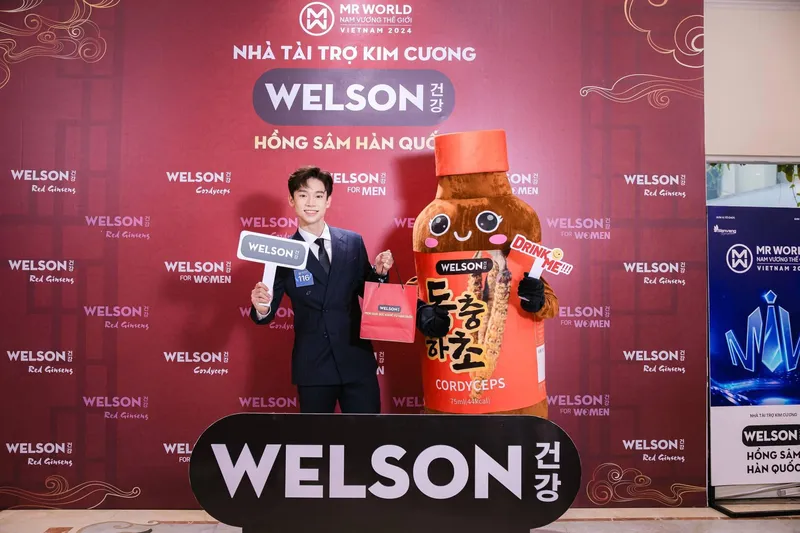 Người mẫu Dương Hoàng Hải nổi bật giữa dàn sao Việt Người mẫu Dương Hoàng Hải nổi bật giữa dàn sao Việt