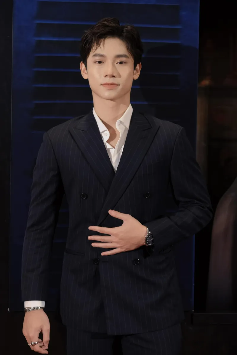 Thần thái hút hồn từ người mẫu Dương Hoàng Hải Thần thái hút hồn từ người mẫu Dương Hoàng Hải