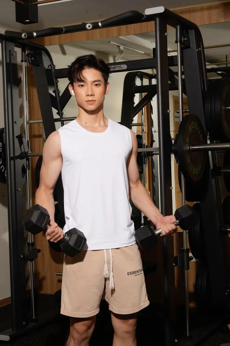 Người mẫu Dương Hoàng Hải khoe sắc vóc chuẩn mẫu quốc tế Người mẫu Dương Hoàng Hải khoe sắc vóc chuẩn mẫu quốc tế