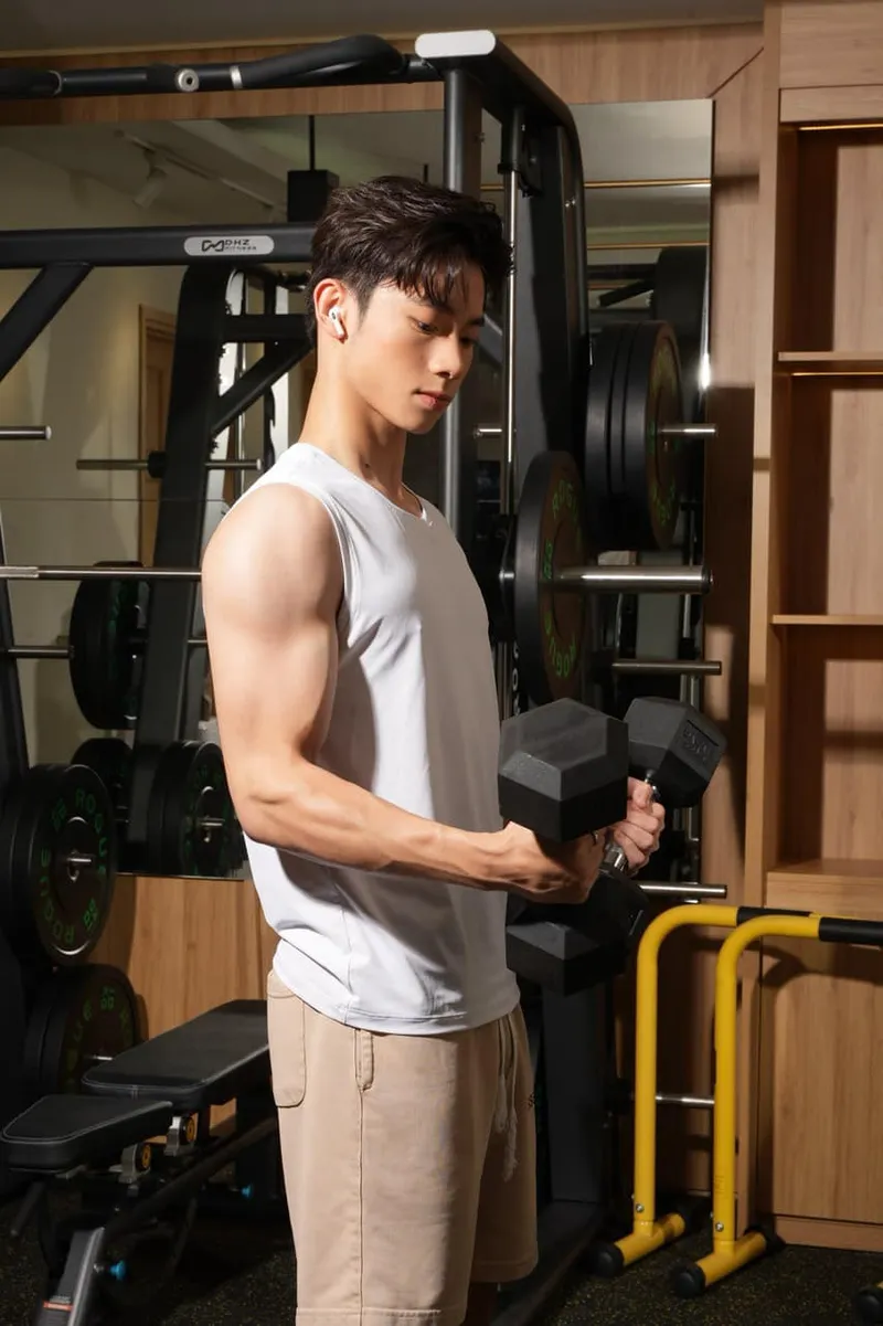 Người mẫu Dương Hoàng Hải tỏa sáng trên sàn runway quốc tế Người mẫu Dương Hoàng Hải tỏa sáng trên sàn runway quốc tế
