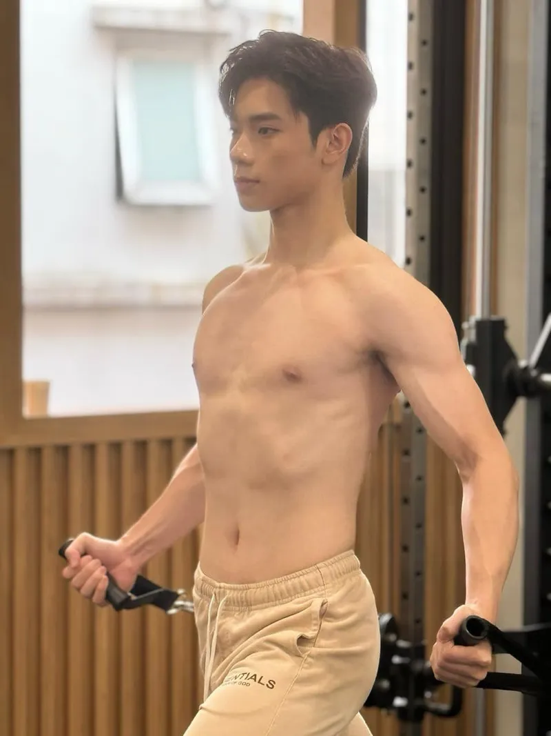 Bộ cánh ấn tượng của người mẫu Dương Hoàng Hải tại sự kiện Bộ cánh ấn tượng của người mẫu Dương Hoàng Hải tại sự kiện