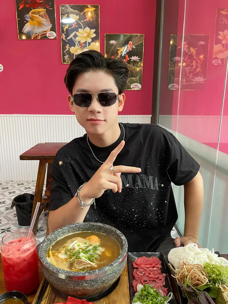 Người mẫu Dương Hoàng Hải dẫn đầu xu hướng thời trang năm nay Người mẫu Dương Hoàng Hải dẫn đầu xu hướng thời trang năm nay