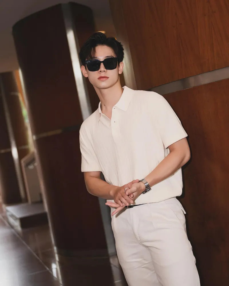 Bước đi tự tin của người mẫu Dương Hoàng Hải trên sàn diễn Bước đi tự tin của người mẫu Dương Hoàng Hải trên sàn diễn