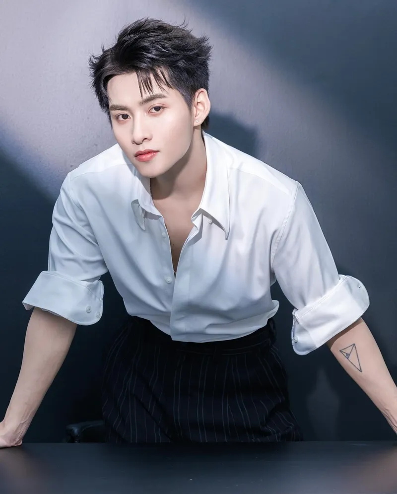 Fan thắc mắc Hùng Huỳnh cao bao nhiêu khi đứng cạnh idol Fan thắc mắc Hùng Huỳnh cao bao nhiêu khi đứng cạnh idol