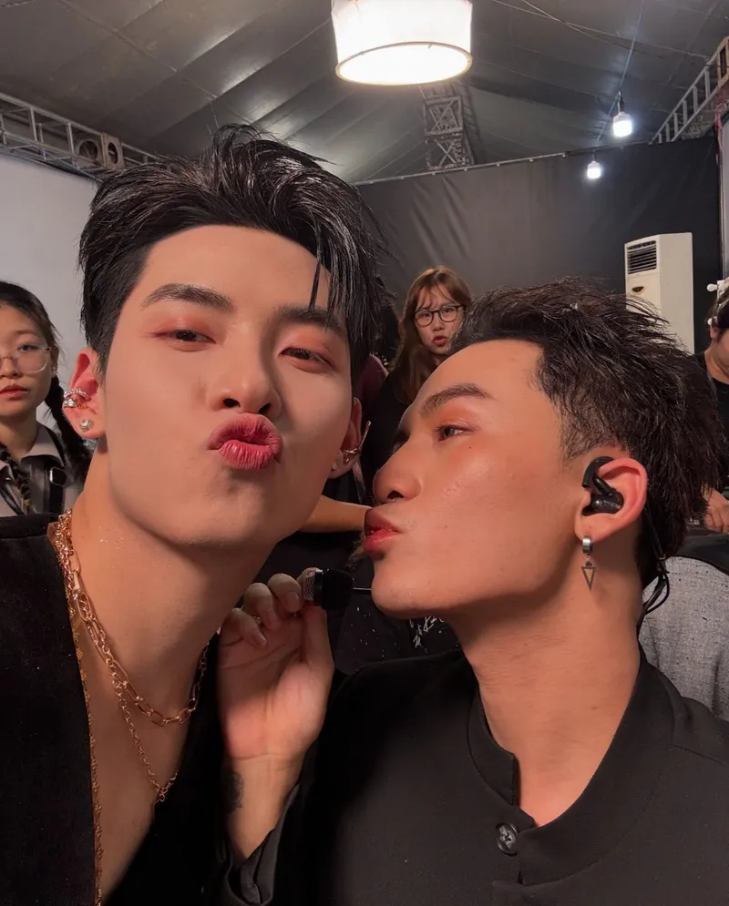 Cột mốc Hùng Huỳnh debut và hành trình ca hát Cột mốc Hùng Huỳnh debut và hành trình ca hát