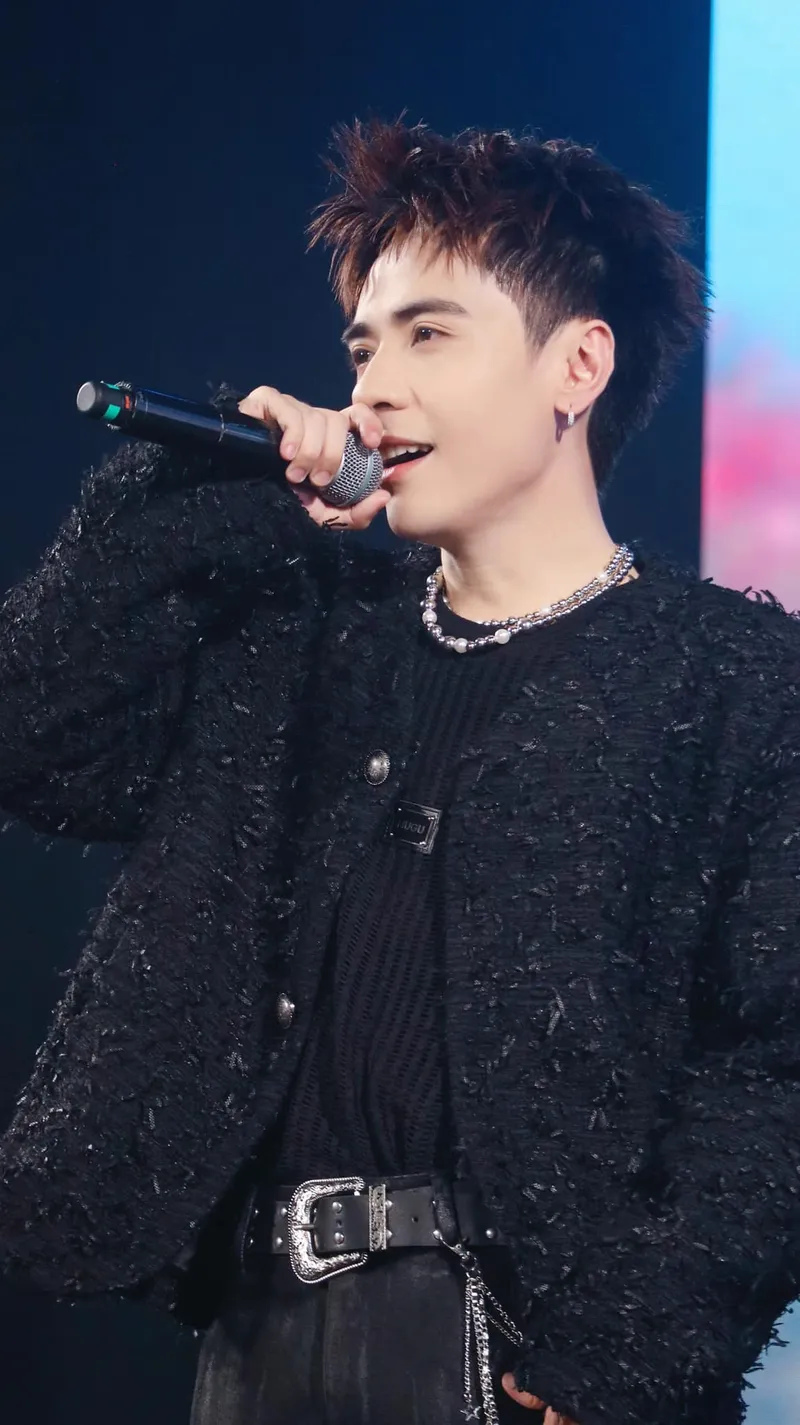 Hình ảnh anh trai say hi Quang Hùng MasterD khiến fan thích thú Hình ảnh anh trai say hi Quang Hùng MasterD khiến fan thích thú