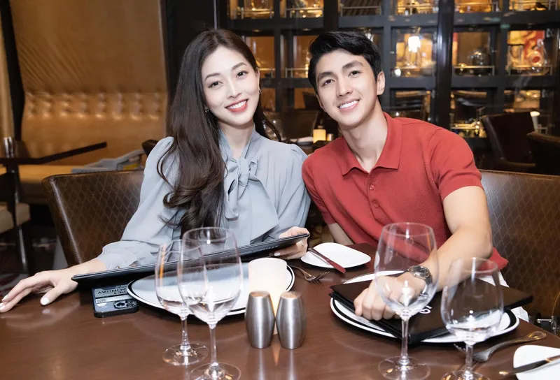 Khoảnh khắc tình tứ của diễn viên Bình An hôn Jun Vũ trên phim Khoảnh khắc tình tứ của diễn viên Bình An hôn Jun Vũ trên phim