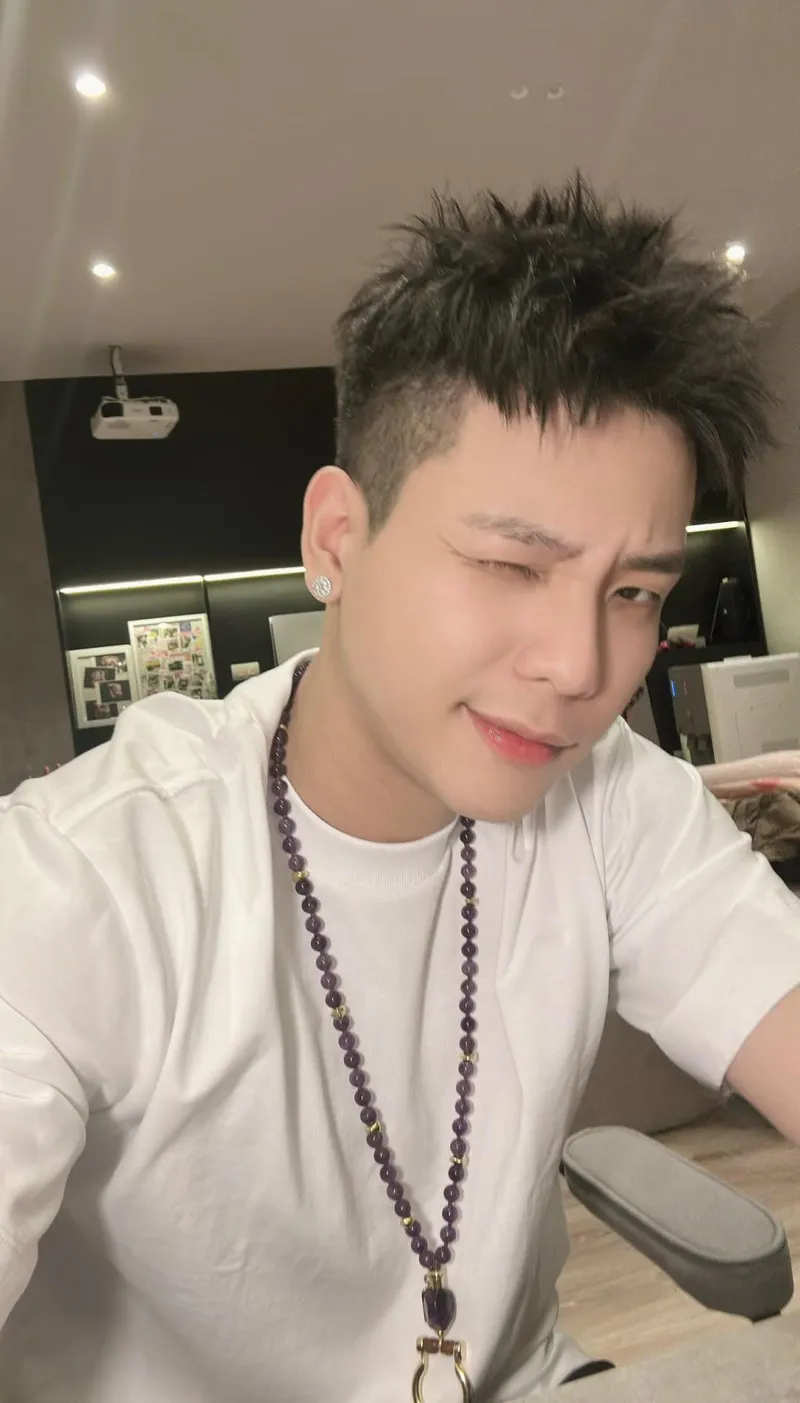 Nghe lại Đừng ai nhắc về cô ấy Quân A.P đầy xúc động Nghe lại Đừng ai nhắc về cô ấy Quân A.P đầy xúc động