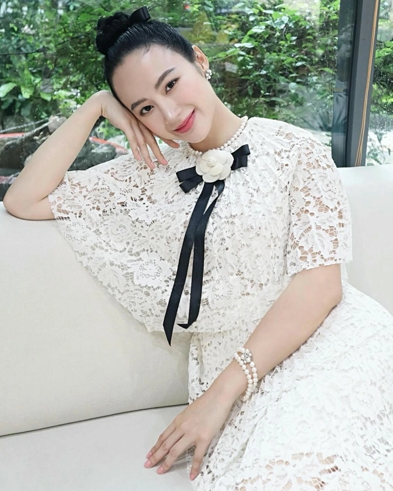 Tìm hiểu tuổi thật của Angela Phương Trinh Tuổi