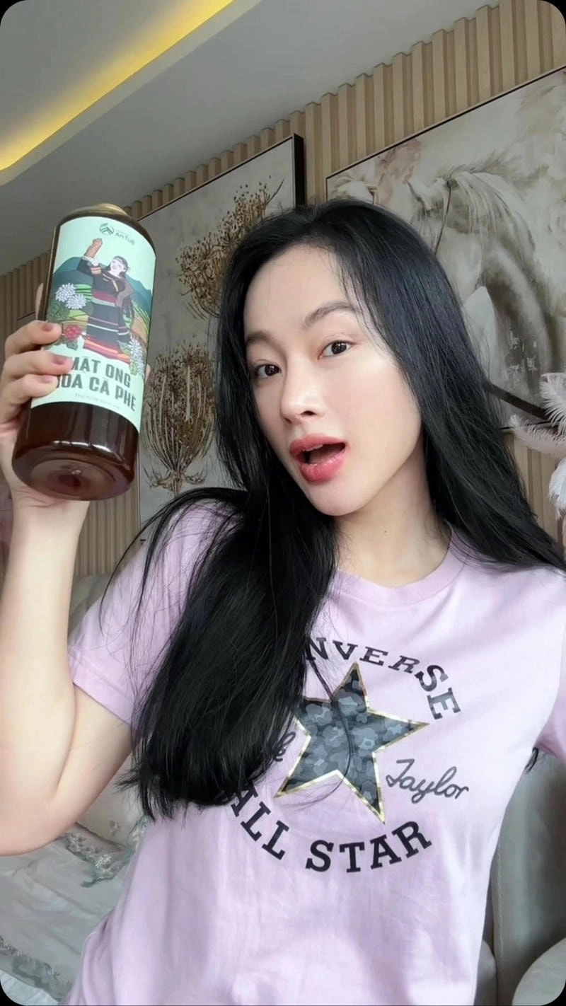 Theo dõi trang cá nhân hot Angela Phương Trinh Instagram