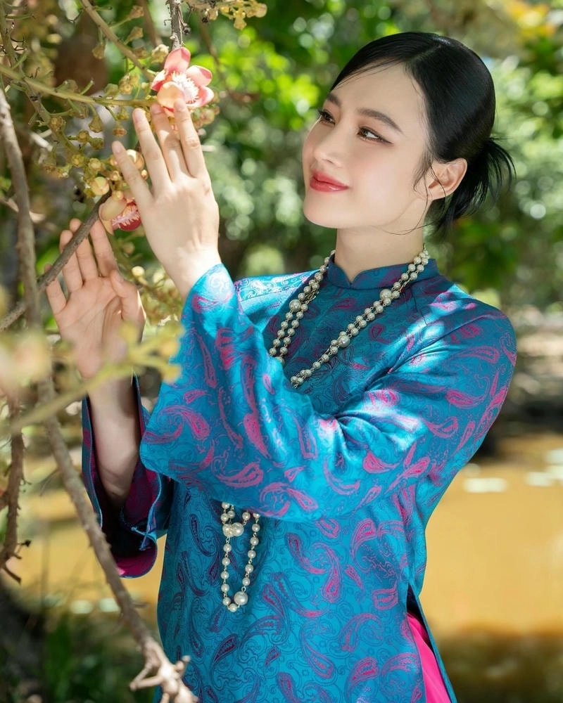 Hành trình từ bé đến lớn Quá Khứ Của Angela Phương Trinh