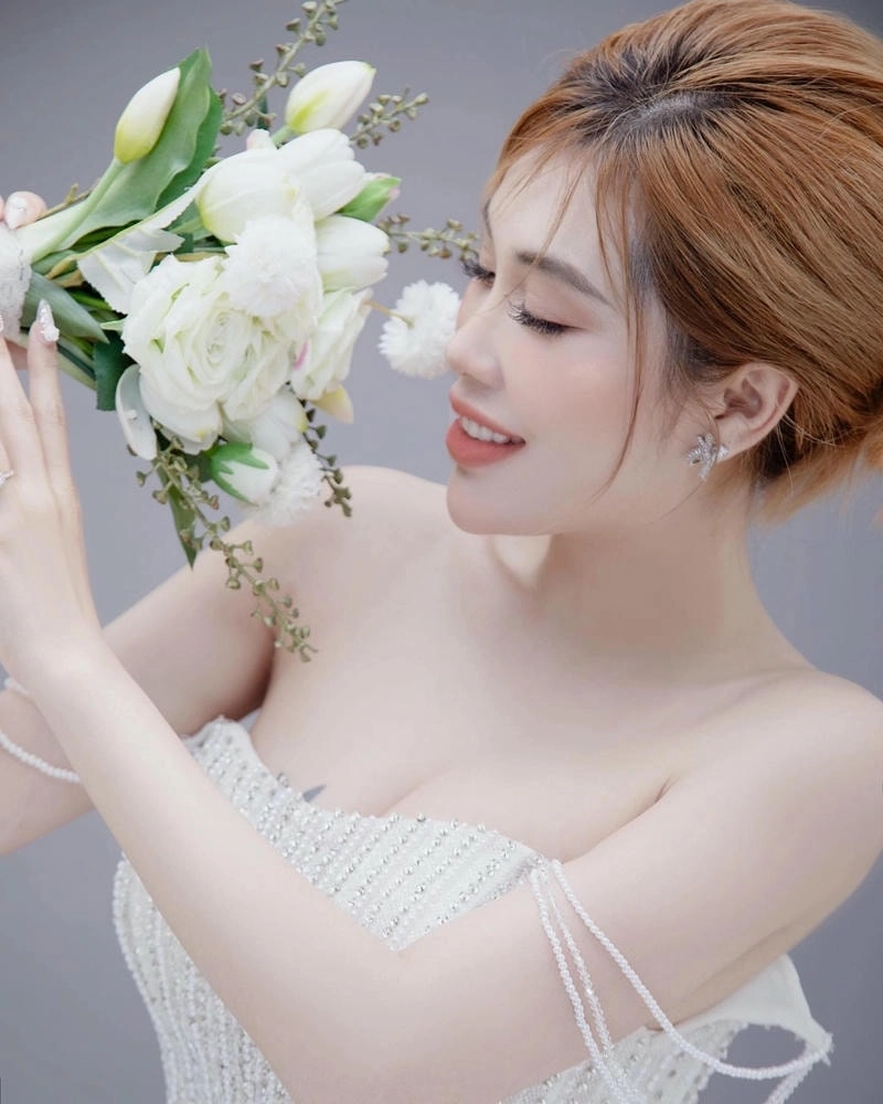 Ngắm nhìn vẻ dịu dàng của Bảo Trân áo dài
