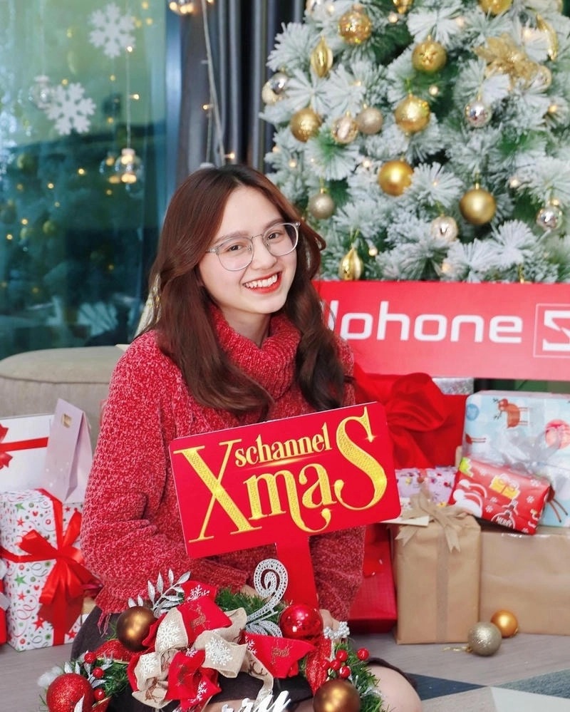 Fan bất ngờ với màn Đặng Thu Hà đổi đồ ấn tượng
