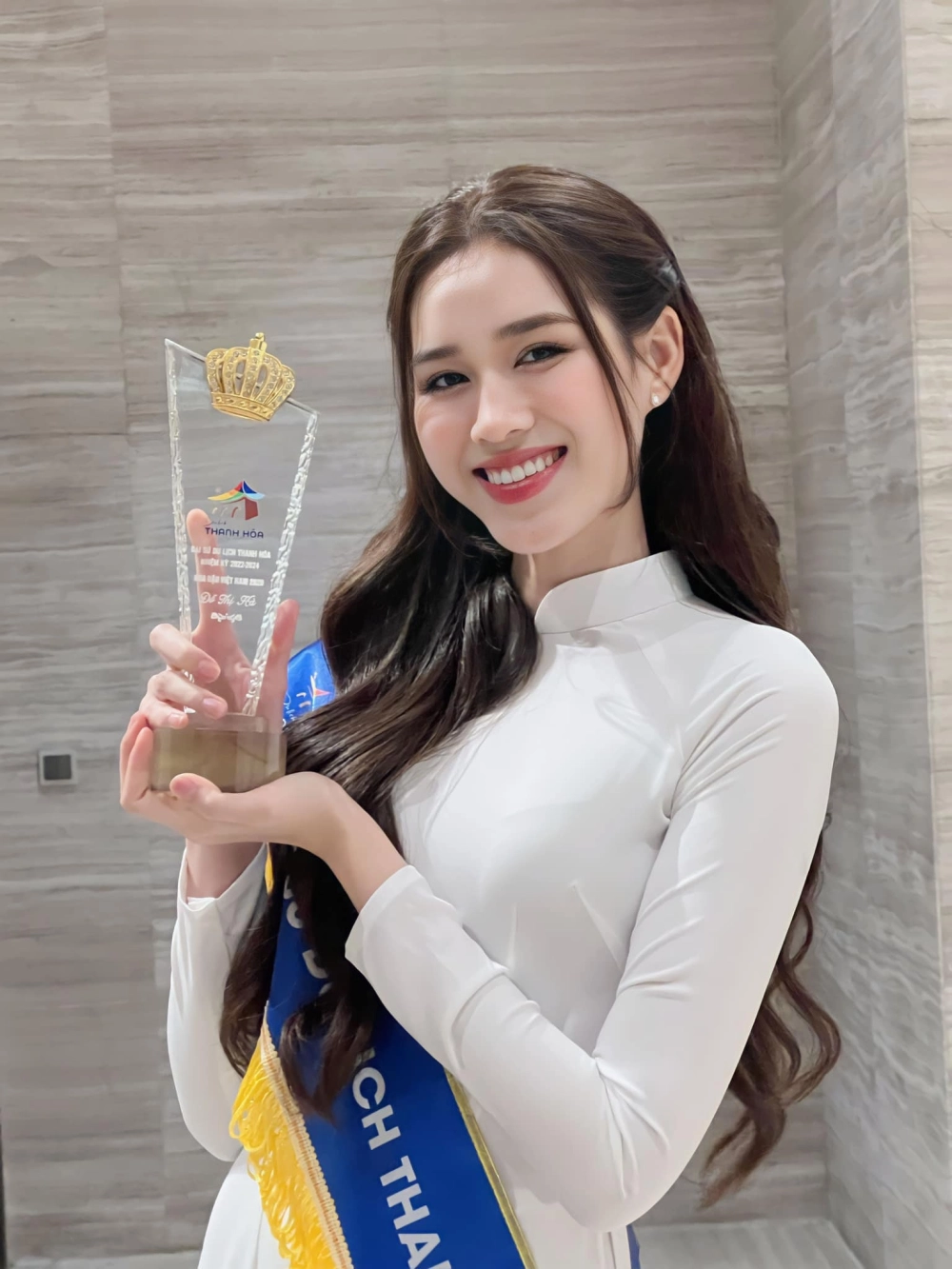 Ngắm Đỗ Thị Hà áo dài đẹp chuẩn hoa hậu