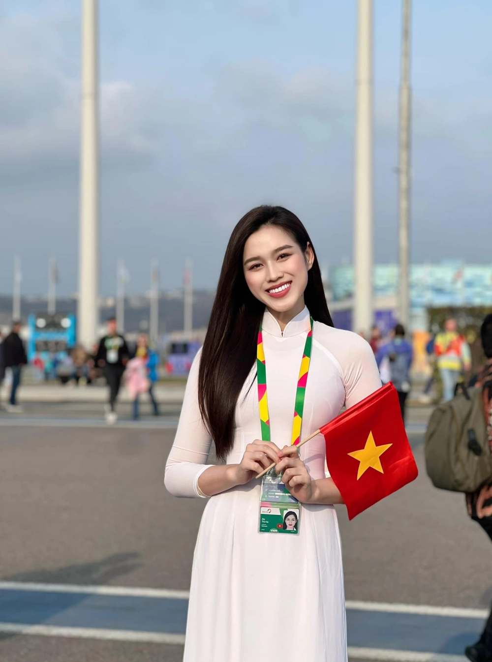 Nét dịu dàng trong Hoa hậu Đỗ Thị Hà mặc áo dài