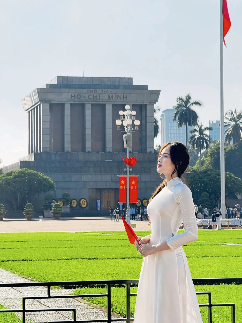 Khoảnh khắc Hoa hậu Đỗ Thị Hà trao vương miện xúc động