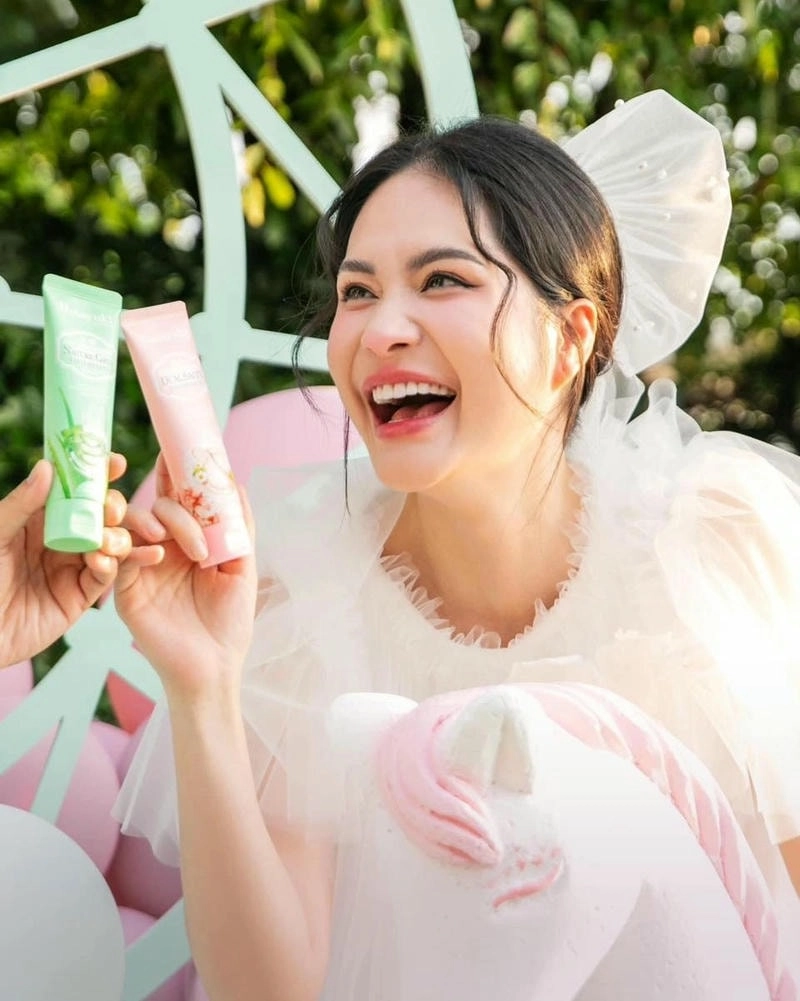 Hình ảnh sang trọng của Đoàn Di Băng ca sĩ