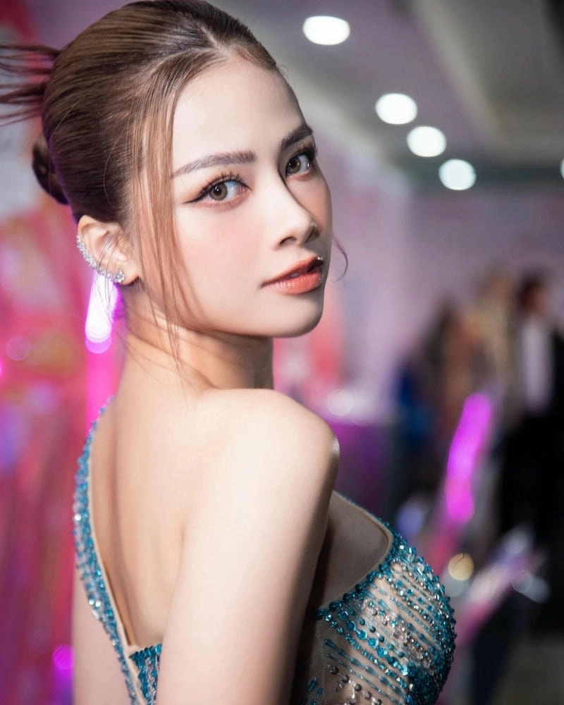 Dương Hoàng Yến tỏa sáng với giọng ca ngọt ngào
