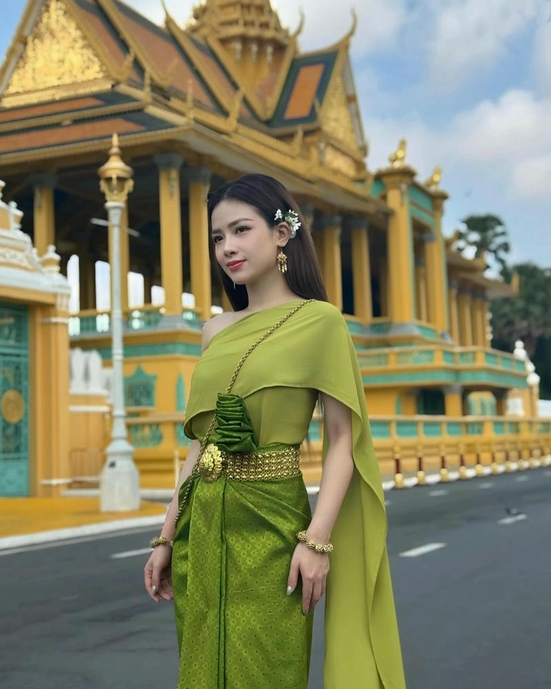 Tay trái chỉ trăng Dương Hoàng Yến gây bão cộng đồng mạng