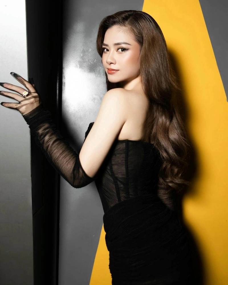 Chiếc khăn piêu Dương Hoàng Yến kết hợp cùng Anh Khoa ấn tượng