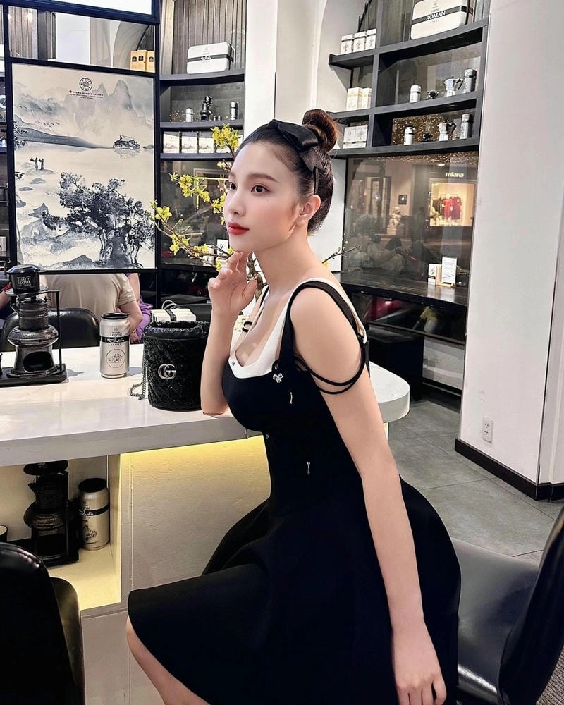 Tiểu sử đầy đủ trong Hạnh Sino profile